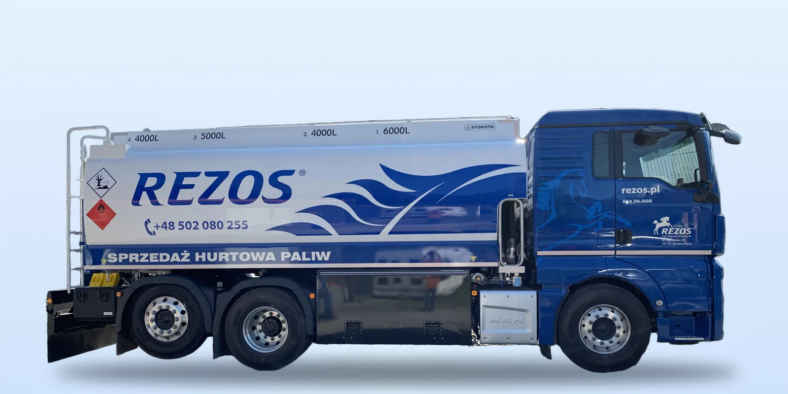 Cysterna REZOS z napisem „Sprzedaż hurtowa paliw” i numerem telefonu