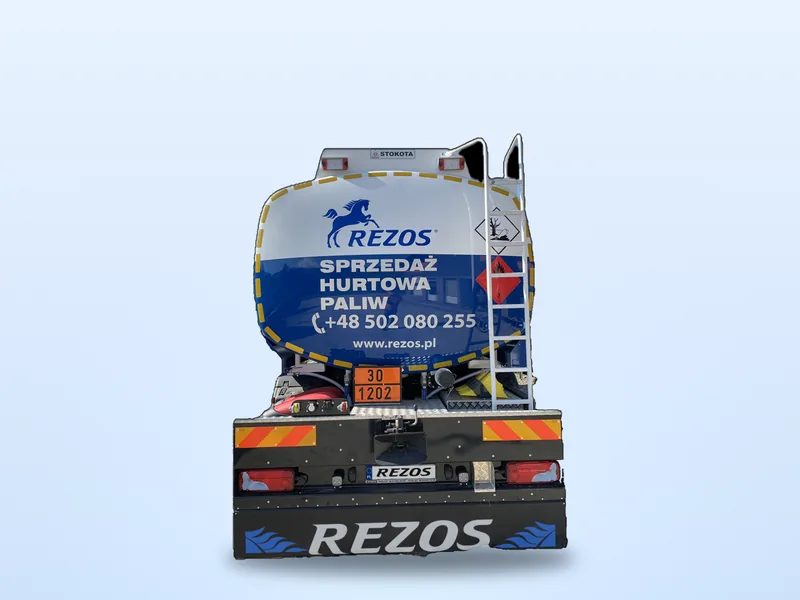 Tył cysterny REZOS z tablicą ADR 30/1202